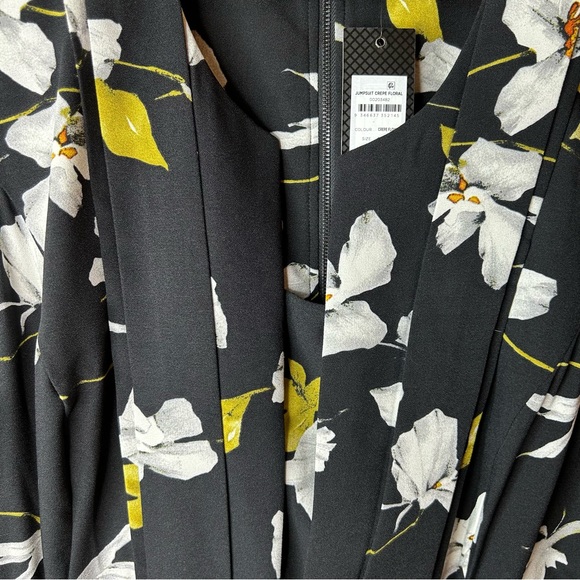 CITY CHIC NWT Jumpsuit Crepe Floral Capri Length Sleeveless Split Neck Sz XXL/24 - Picture 4 of 9